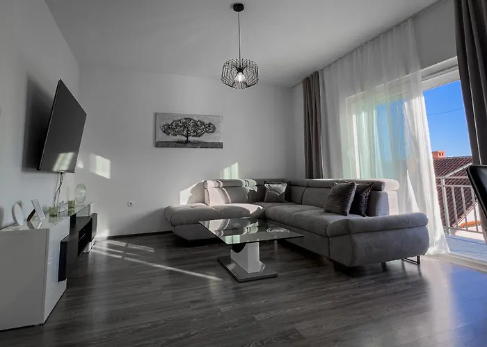 Dora * ツリクヴェニツァ